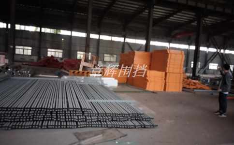 金屬圍擋如何考慮無障礙通行需求？