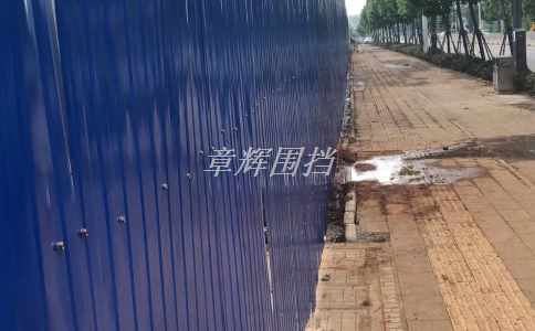 如何利用高壓水槍清洗金屬圍擋表面的污垢？(介紹高壓水槍在金屬圍擋清洗中的應(yīng)用)